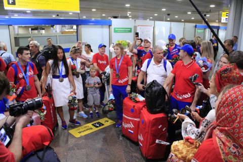 Торжественная встреча сборной команды России по боксу состоялась в аэропорту Шереметьево
