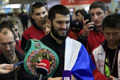 Артур Бетербиев прилетел в Москву вместе с двумя чемпионскими поясами