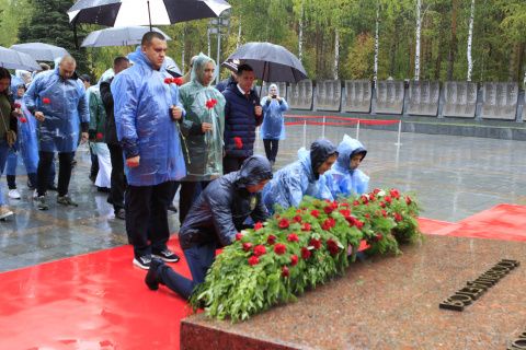 Гости чемпионата мира возложили цветы к памятнику солдатам, погибшим  в Великую Отечественную войну