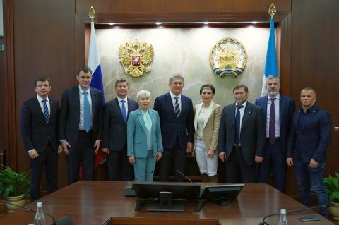 Глава Башкортостана, спортивные функционеры и генеральный секретарь Федерации бокса России обсудили перспективы развития спорта в регионе