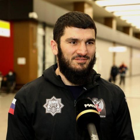 Артур Бетербиев прилетел в Москву, где проведет заключительную часть подготовки к бою с Адамом Дайнесом
