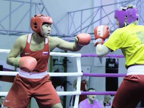 Сартакова и Сандакова проведут свои бои в понедельник на чемпионате мира по боксу в Индии 