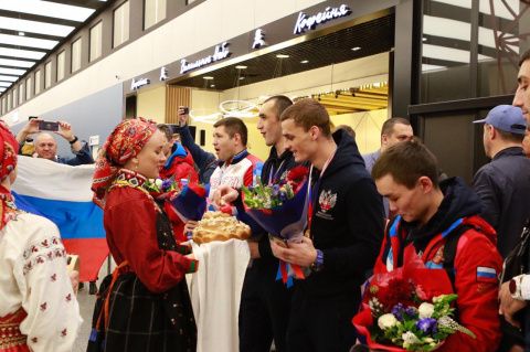 Сборную России торжественно встретили в московском аэропорту после возвращения с чемпионата мира