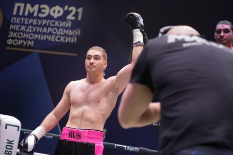 Руслан Колесников успешно дебютировал на профессиональном ринге 