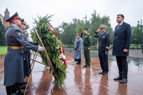 Гости и организаторы чемпионата мира среди военнослужащих возложили цветы к Могиле Неизвестного Солдата 