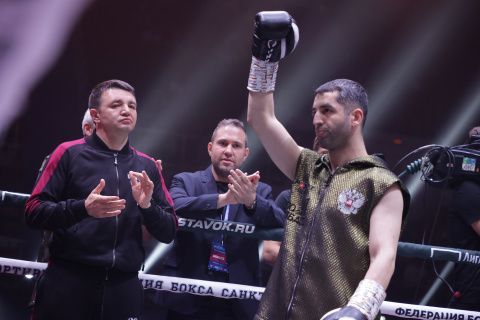Михаил Алоян одержал свою первую досрочную победу на профессиональном ринге