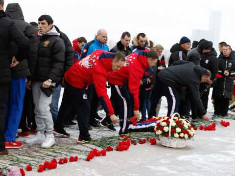 Возложение цветов на Поклонной горе с участниками матчевой встречи Сборная России - Сборная Мира