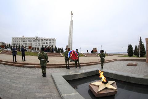 Гости и участники мужского чемпионата России возложили цветы на площади Славы в Самаре
