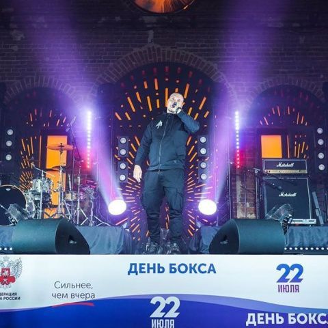 Рома Жиган выступил на концерте в День бокса