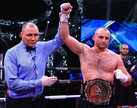 Вечер бокса в Москве: Виталий Кудухов одержал победу над Гильермо Джонсом 