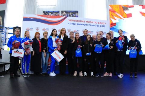 Федерация бокса России наградила чемпионок мира по боксу и легкой атлетике