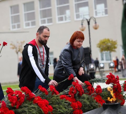 Возложение цветов к Вечному огню в Серпухове 