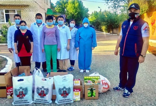 Федерация бокса Калмыкии передала воспитанникам Детского психоневрологического интерната продуктовые наборы