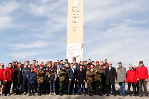 Руководство Федерации бокса России возложило цветы к Мемориалу славы кузбассовцам, павшим за Родину в Великой Отечественной войне