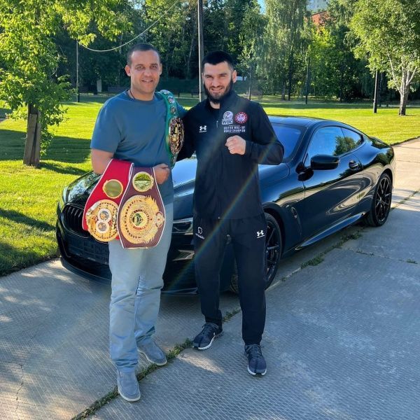 Умар Кремлёв поздравил Артура Бетербиева с победой над Джо Смитом и подарил чемпиону автомобиль BMW