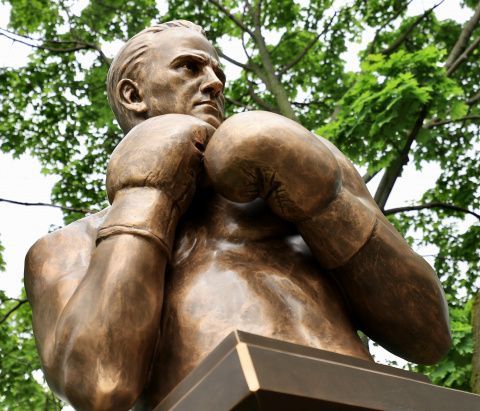 На Аллее героев спорта в Москве установили памятник Константину Градополову