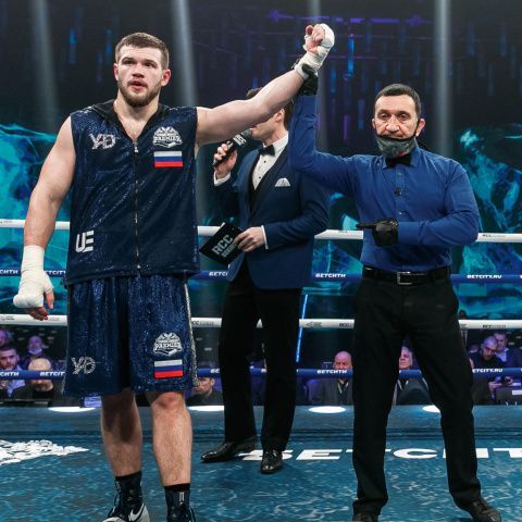 Ярослав Дороничев успешно дебютировал на профессиональном ринге