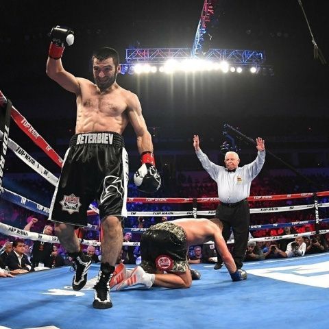 Бетербиев нокаутировал Смита… третьим зубом. Александр Беленький о победе российского боксёра