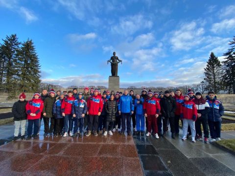 Юношеские сборные России и Санкт-Петербурга возложили цветы к монументу защитников Ленинграда 