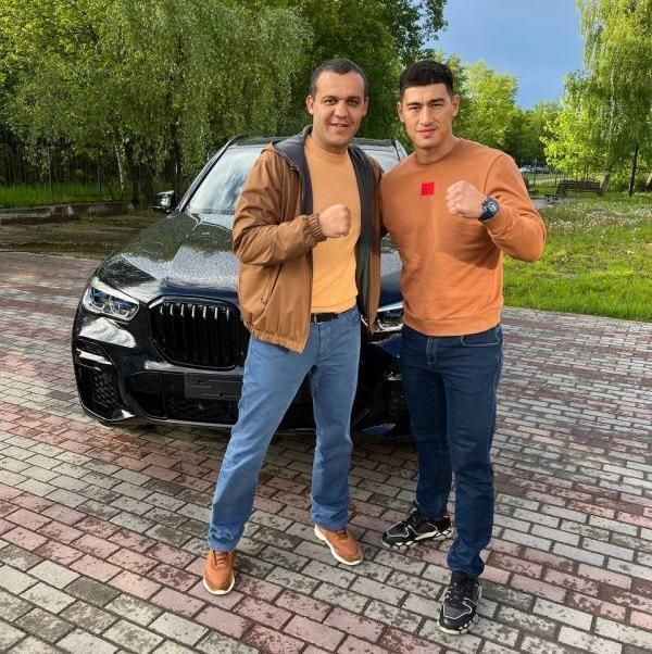 Умар Кремлёв поздравил Дмитрия Бивола с победой и подарил чемпиону автомобиль 