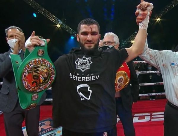 Артур Бетербиев в Монреале досрочно победил Маркуса Брауна