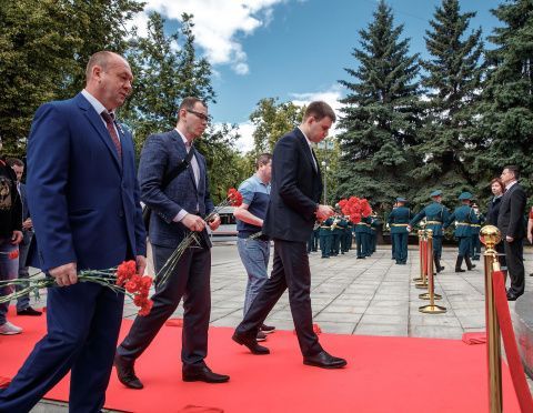 Представители Федерации бокса России возложили цветы к памятнику Жукова в Екатеринбурге