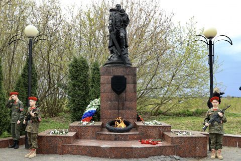 Возложение цветов к Мемориалу воинской славы в Серпухове