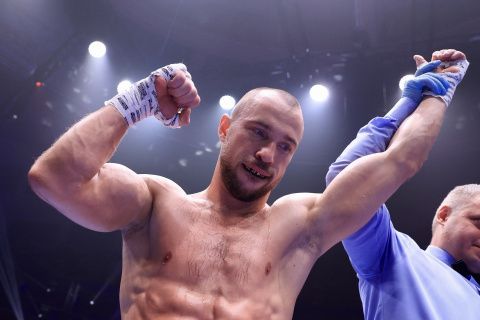 Александр Беспутин добился победы в своем первом бою на территории России 