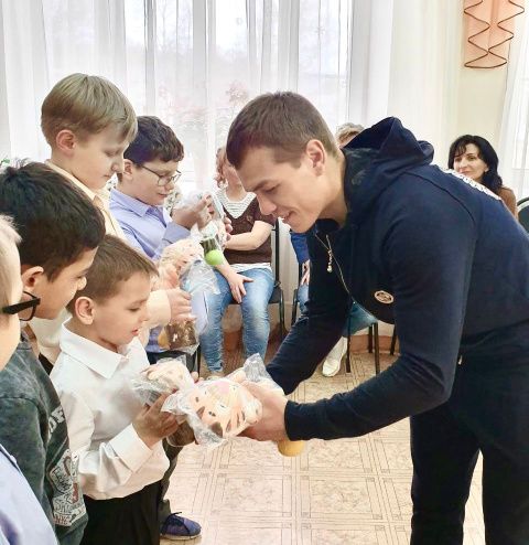 Российские боксёры поздравили со светлой Пасхой ребят из детских домов и ветеранов