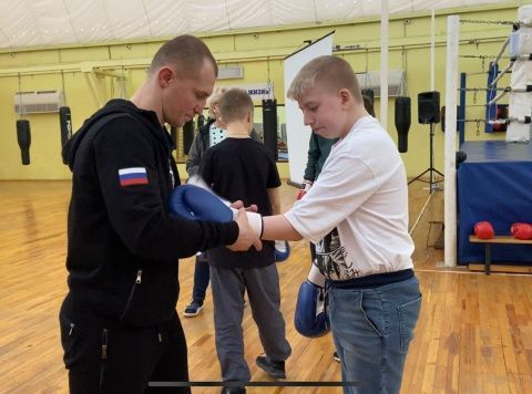 Боксёр Роман Андреев провёл открытую тренировку для детей с особенностями развития 