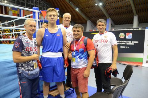 Девять россиян вышли в полуфинал чемпионата Европы среди юниоров у мужчин