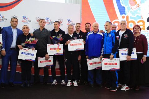 Федерация бокса России вручила чемпионам мира сертификаты на пять миллионов рублей и ключи от новых автомобилей 