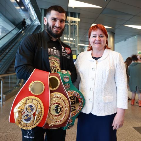 Артур Бетербиев вернулся в Москву после победы над Джо Смитом